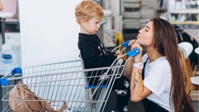 gehoorapparaat kind foto van moeder en kind in de supermarkt