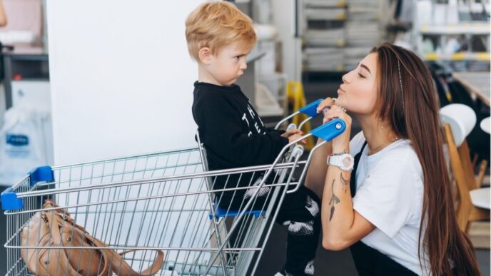 gehoorapparaat kind foto van moeder en kind in de supermarkt