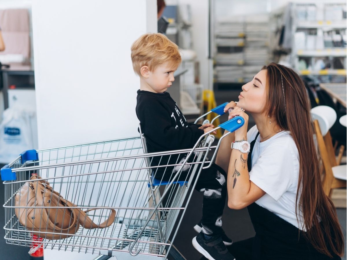 gehoorapparaat kind foto van moeder en kind in de supermarkt