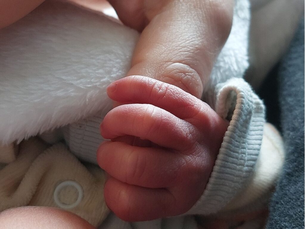 positieve stuitbevalling foto van handjes baby demi