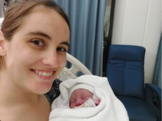 positieve stuitbevalling foto van demi en baby