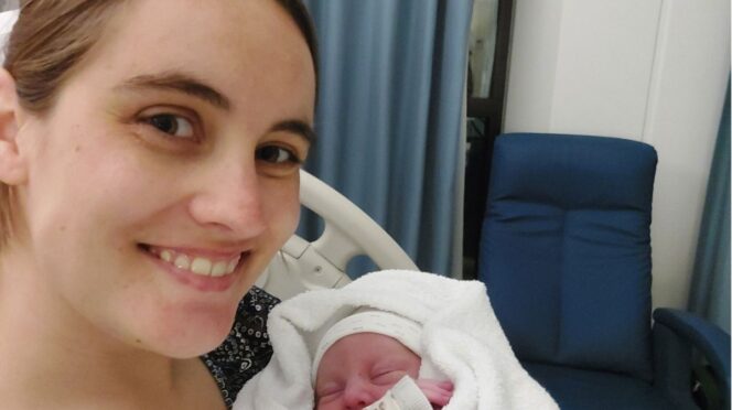 positieve stuitbevalling foto van demi en baby