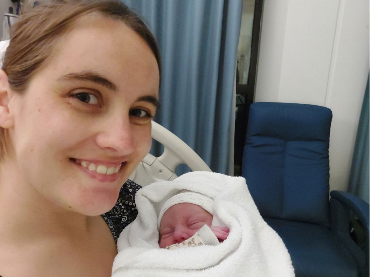 positieve stuitbevalling foto van demi en baby