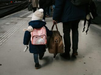gelukspoppetje operatie kind foto van kind met rugzak