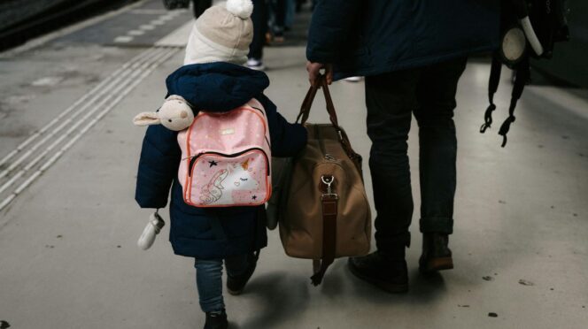 gelukspoppetje operatie kind foto van kind met rugzak