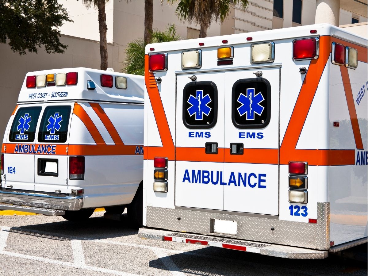 doodverklaarde peuter foto van ambulance
