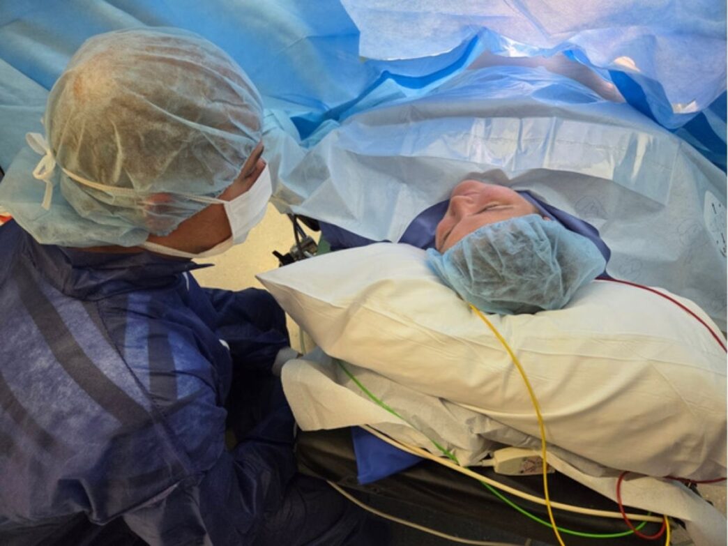 keizersnede drieling foto van lindsey op de operatietafel
