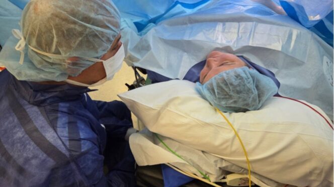 keizersnede drieling foto van lindsey op de operatietafel