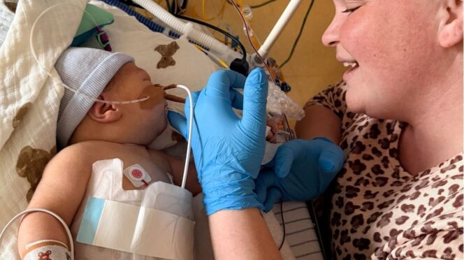 baby op de NICU foto van mellanie en baby