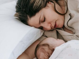 korte babynaam foto van moeder en baby