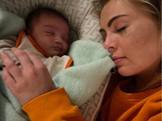 eenzaamheid moederschap foto van kelly en zoon