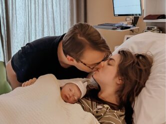 Jan Bauer onverwachte zwangerschap foto van de bevalling
