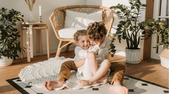 Ruzie tussen kinderen in de zomervakantie foto van broer en zus samen