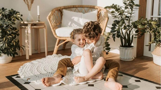 Ruzie tussen kinderen in de zomervakantie foto van broer en zus samen