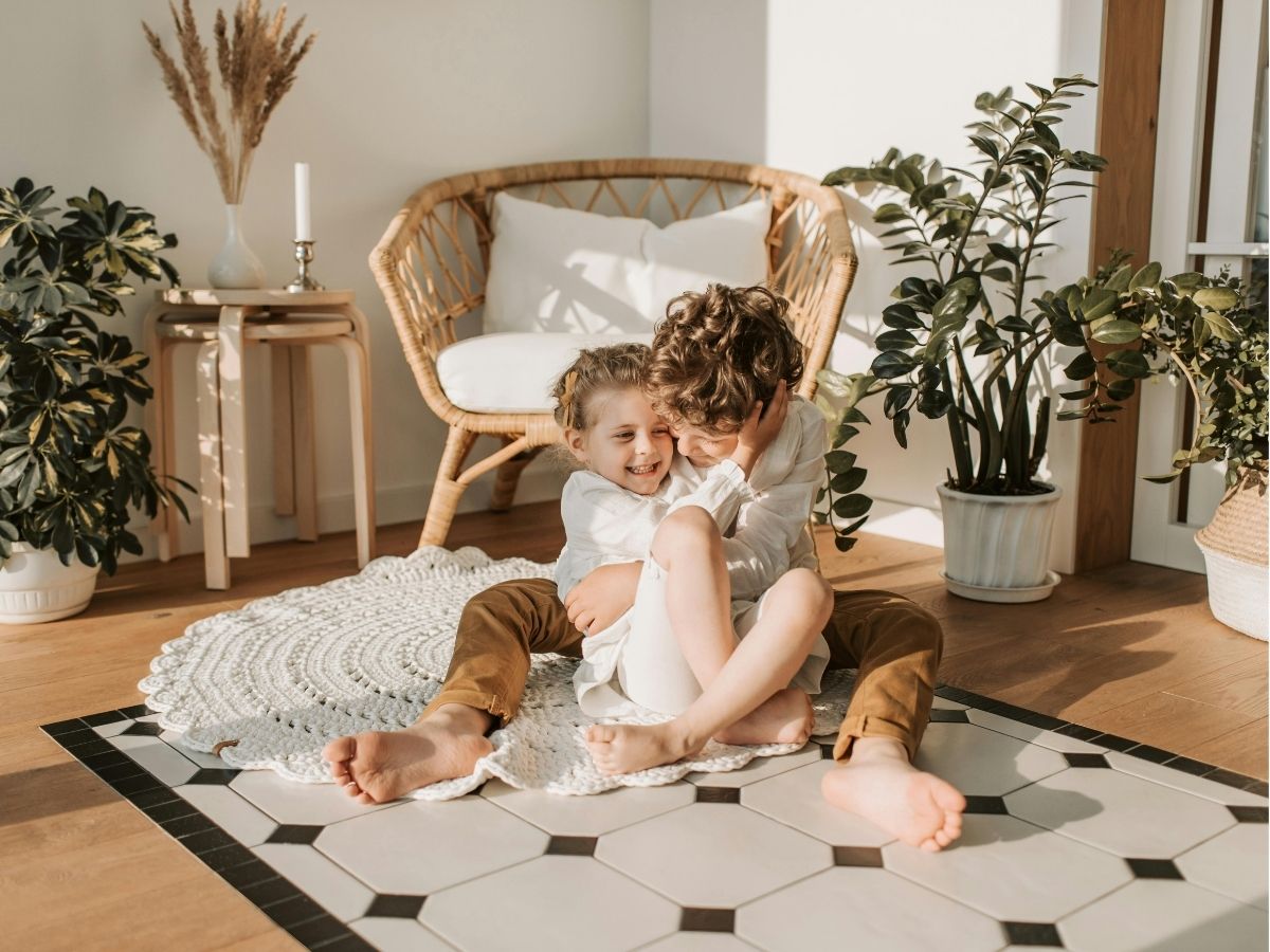 Ruzie tussen kinderen in de zomervakantie foto van broer en zus samen