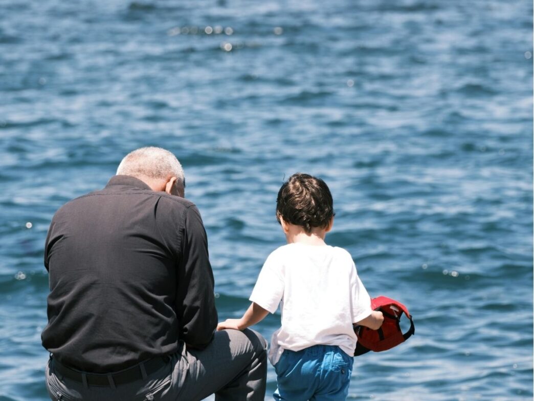 unieke babynaam foto van opa en kleinzoon