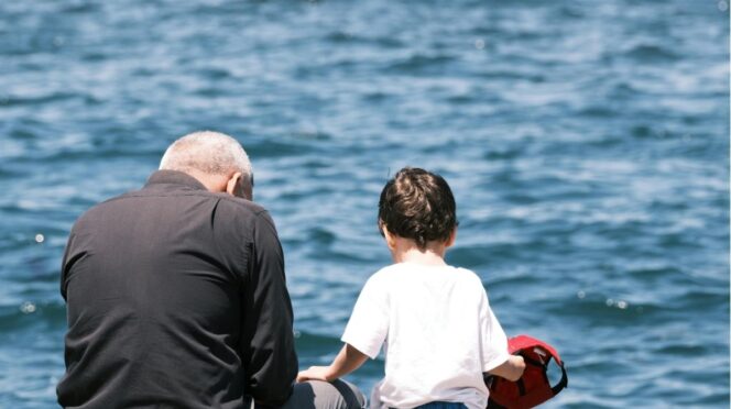 unieke babynaam foto van opa en kleinzoon