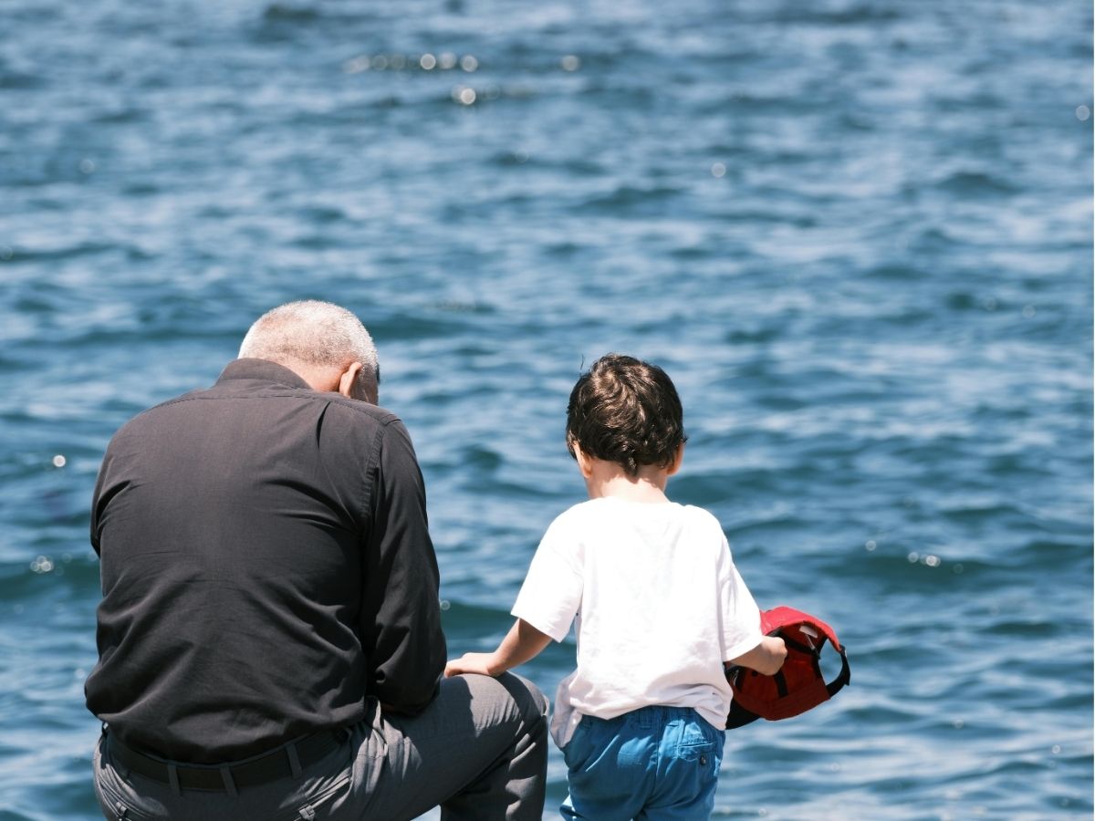 unieke babynaam foto van opa en kleinzoon