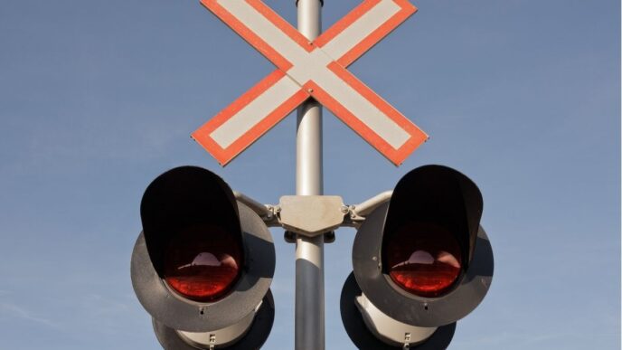 moeder redt dochter trein foto van spoorwegovergang