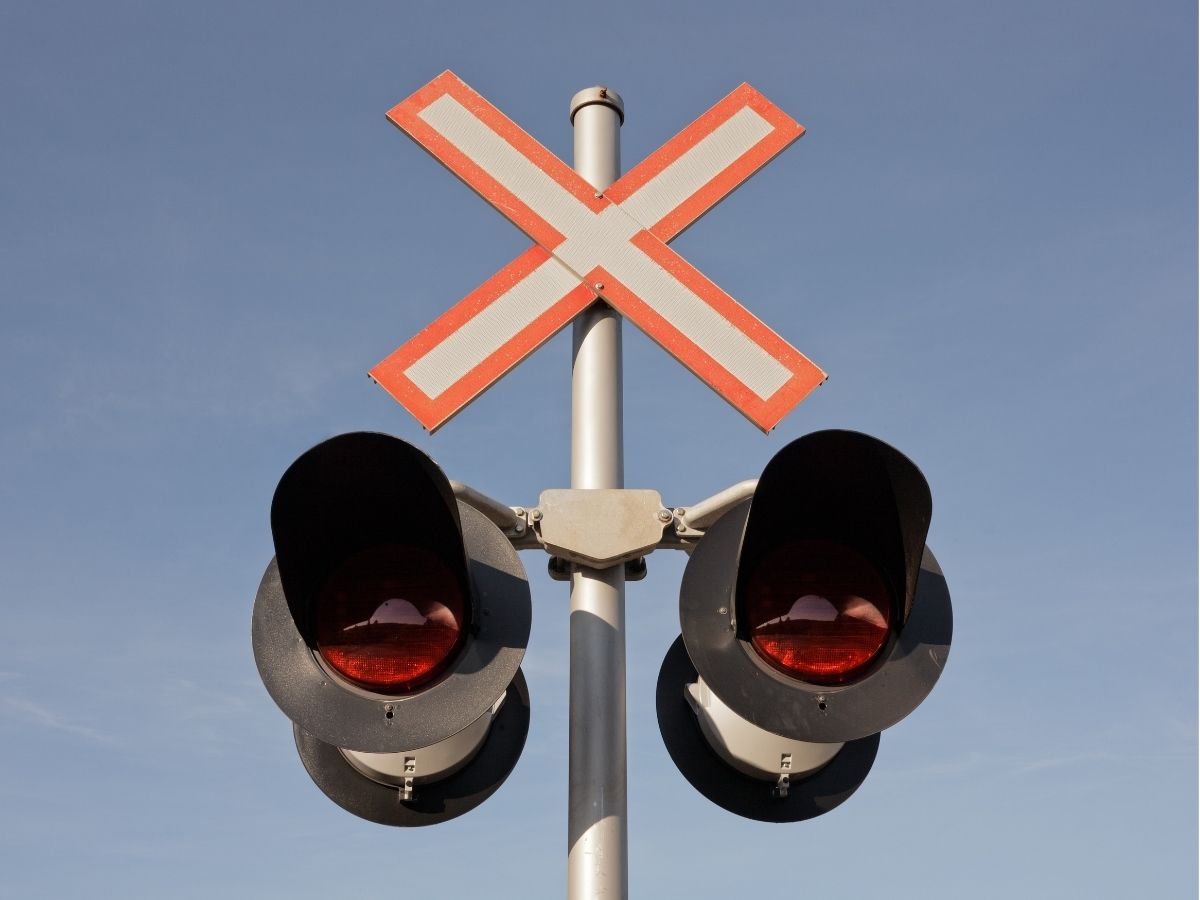 moeder redt dochter trein foto van spoorwegovergang