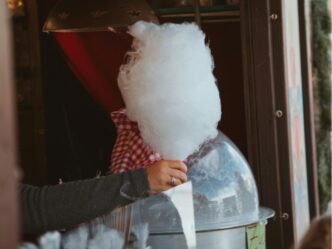 Onbekende vader helpt foto van suikerspin