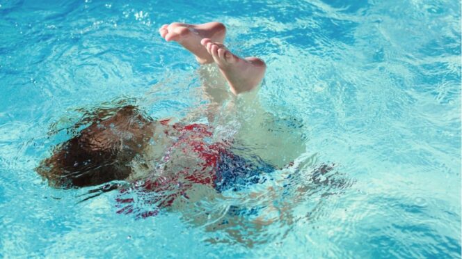 zoon durft niet onder water foto van een zwemles