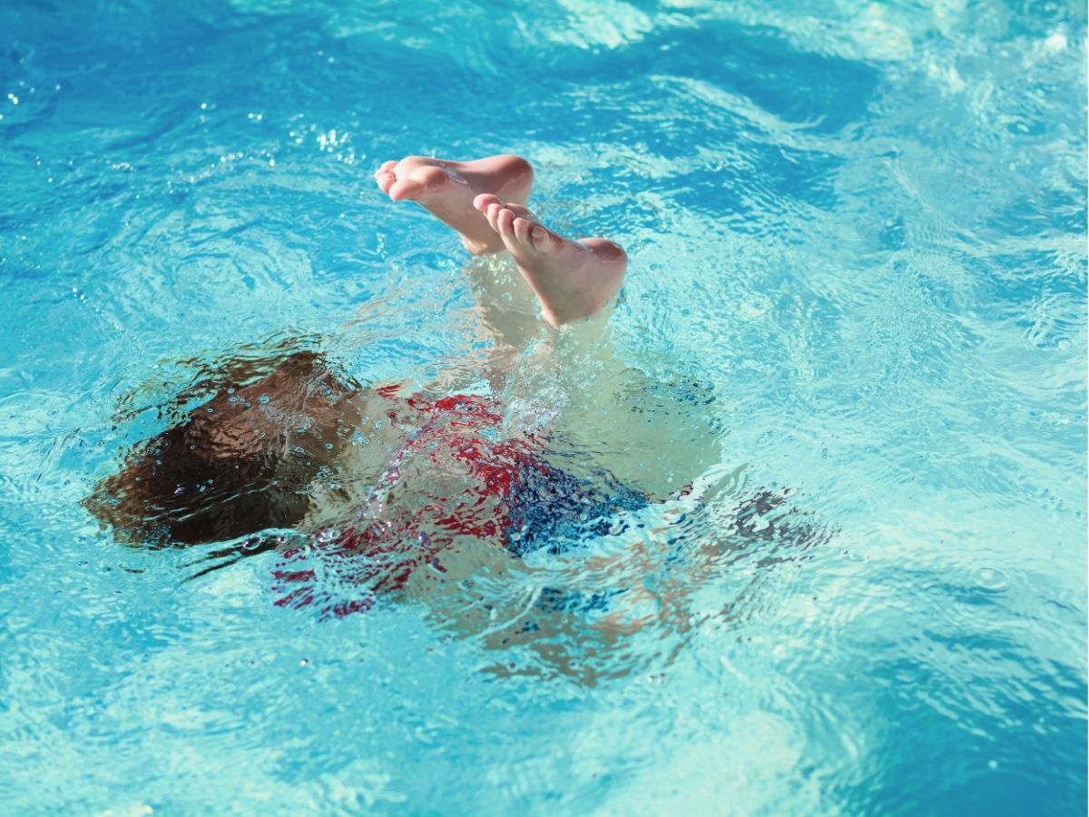 zoon durft niet onder water foto van een zwemles