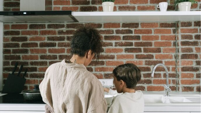 gevaarlijke schoonmaakmiddelen kinderen foto van moeder en kind