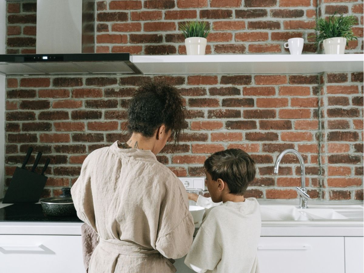 gevaarlijke schoonmaakmiddelen kinderen foto van moeder en kind