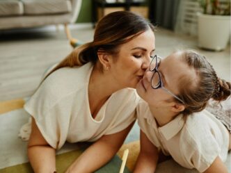 kind met autisme foto van moeder en dochter