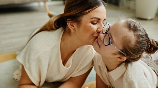 kind met autisme foto van moeder en dochter