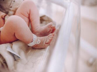 Pasgeboren baby gestolen uit ziekenhuis foto van baby