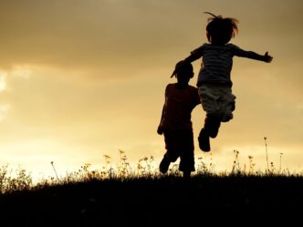 burenruzie opgelost foto van twee kinderen