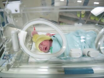 DNA-test te vroeg geboren baby's foto van baby in couveuse
