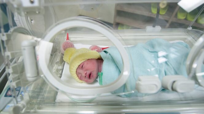 DNA-test te vroeg geboren baby's foto van baby in couveuse
