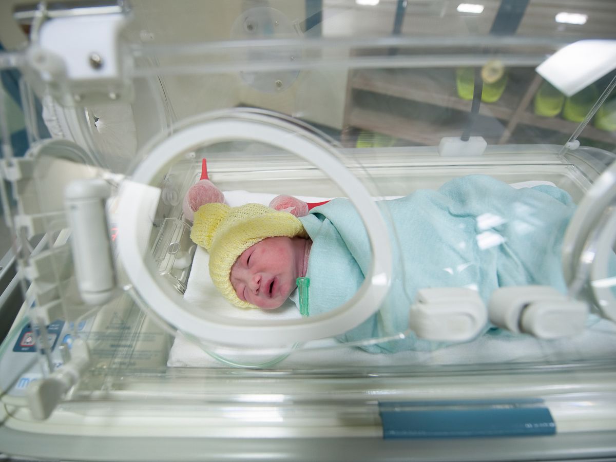 DNA-test te vroeg geboren baby's foto van baby in couveuse