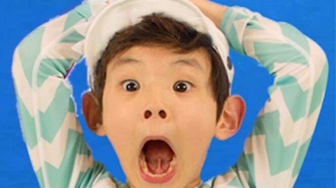 jongen uit Baby Shark