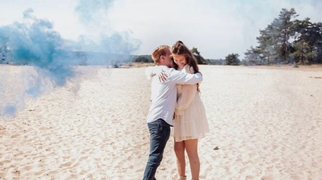 zwanger na miskraam foto van carmen en vriend tijdens genderreveal