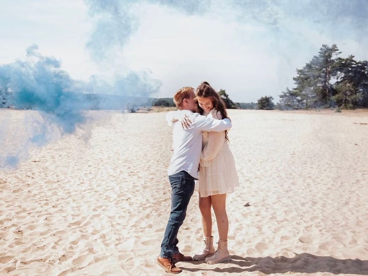 zwanger na miskraam foto van carmen en vriend tijdens genderreveal