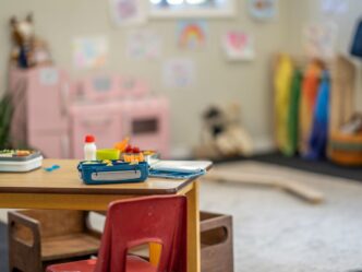verdachte kinderdagverblijf Amsterdam foto van leeg kinderdagverblijflokaal