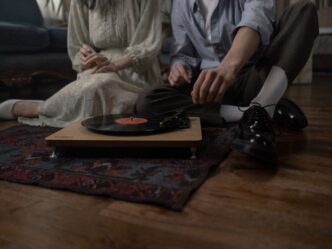 babynaam uit liedje foto van mensen die naar muziek luisteren